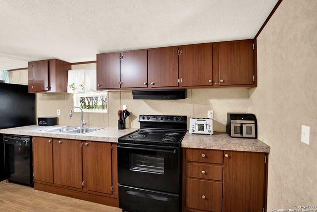 7205 County Road 401, Floresville, TX 78114