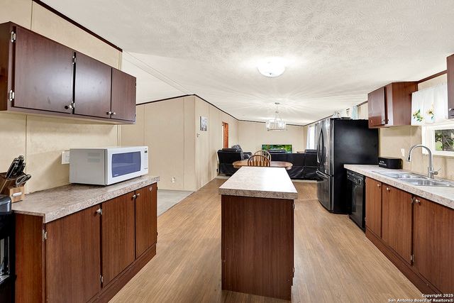 7205 County Road 401, Floresville, TX 78114