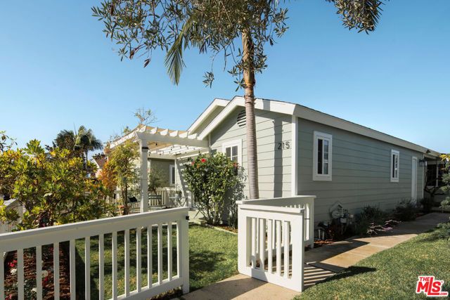 215 Portland Avenue, Huntington Beach, CA 92648