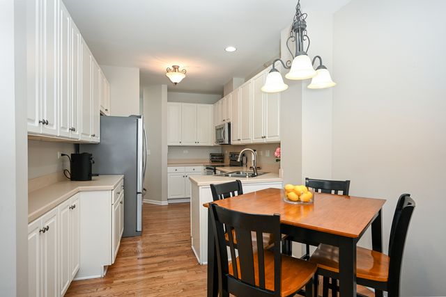 31504 Kline Circle, Warrenville, IL 60555