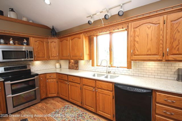 11723 W Andre Drive, Grand Ledge, MI 48837