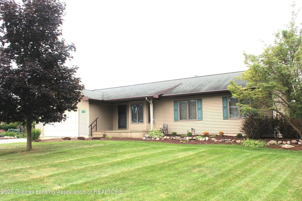 11723 W Andre Drive, Grand Ledge, MI 48837