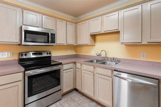 832 Beechcraft Avenue, Grand Prairie, TX 75051