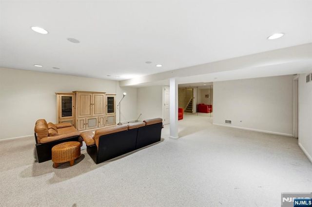 5 Pheasant Run, Old Tappan, NJ 07675