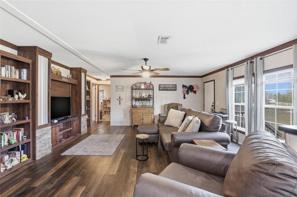 Image 4 of property listing at 710 SW SCOUT GLEN, Fort White, FL 32038