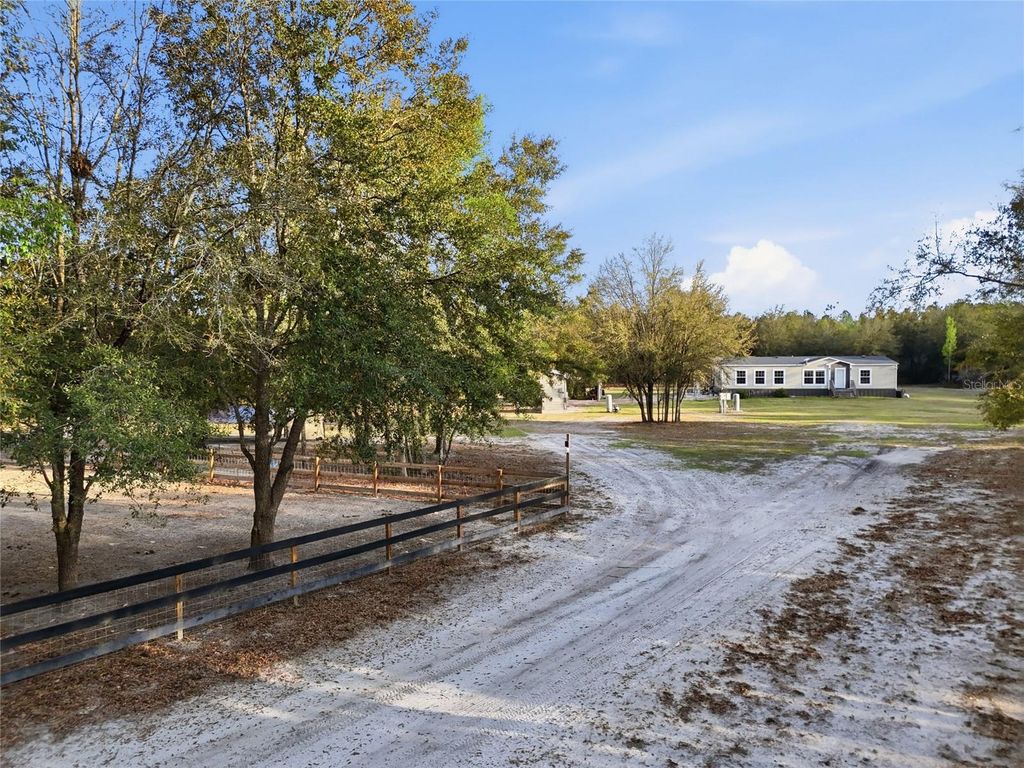 Image 34 of property listing at 710 SW SCOUT GLEN, Fort White, FL 32038