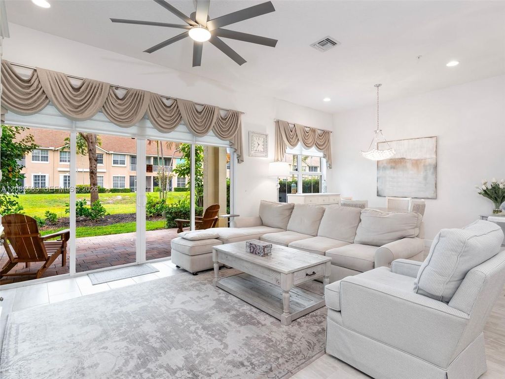 Image 15 of property listing at 22936 Clear Echo Dr 35, Boca Raton, FL 33433