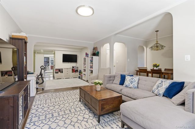 6960 108th Street 306, Forest Hills, NY 11375