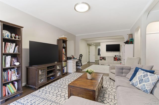 6960 108th Street 306, Forest Hills, NY 11375