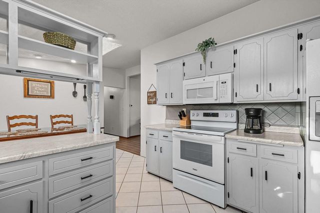 2512 N CHESTWOOD COURT, Appleton, WI 54911