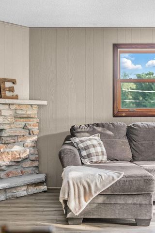 2512 N CHESTWOOD COURT, Appleton, WI 54911