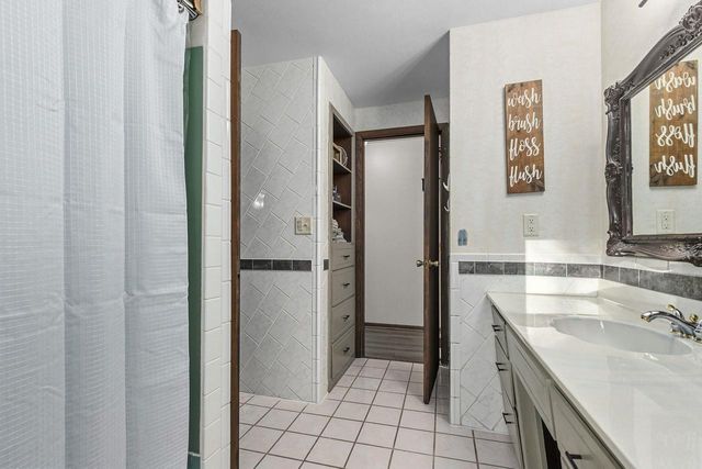 2512 N CHESTWOOD COURT, Appleton, WI 54911