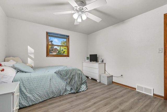 2512 N CHESTWOOD COURT, Appleton, WI 54911