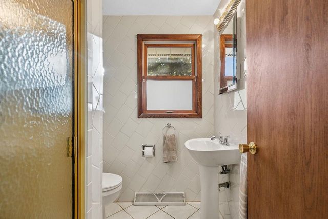 2512 N CHESTWOOD COURT, Appleton, WI 54911