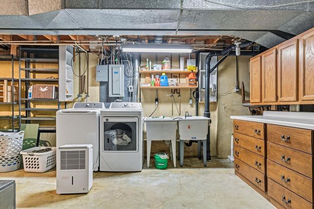 2512 N CHESTWOOD COURT, Appleton, WI 54911