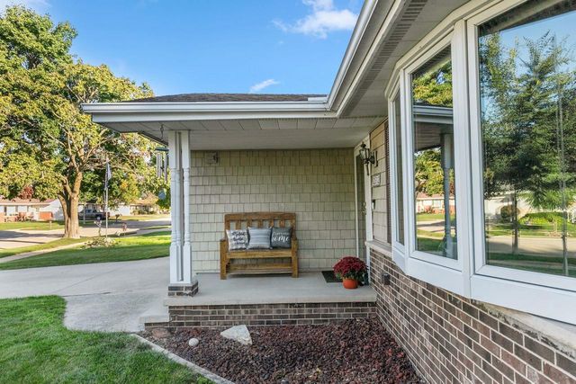 2512 N CHESTWOOD COURT, Appleton, WI 54911