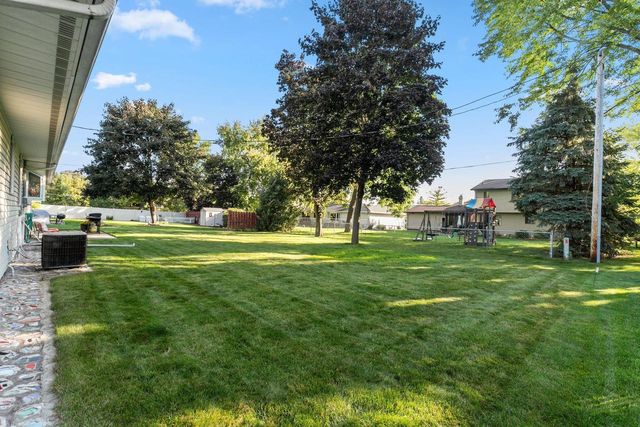 2512 N CHESTWOOD COURT, Appleton, WI 54911