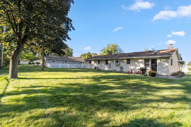 2512 N CHESTWOOD COURT, Appleton, WI 54911