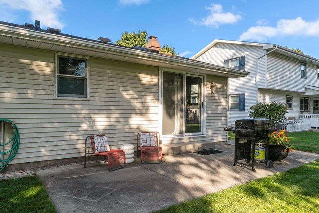 2512 N CHESTWOOD COURT, Appleton, WI 54911