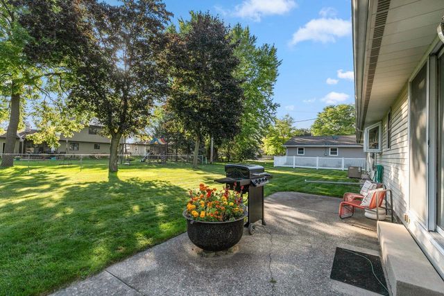 2512 N CHESTWOOD COURT, Appleton, WI 54911