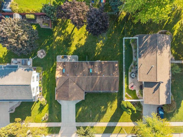 2512 N CHESTWOOD COURT, Appleton, WI 54911