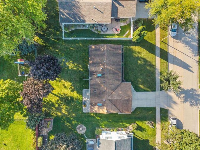 2512 N CHESTWOOD COURT, Appleton, WI 54911