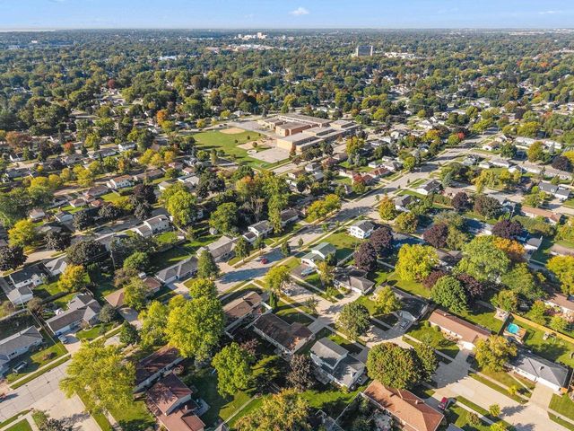 2512 N CHESTWOOD COURT, Appleton, WI 54911