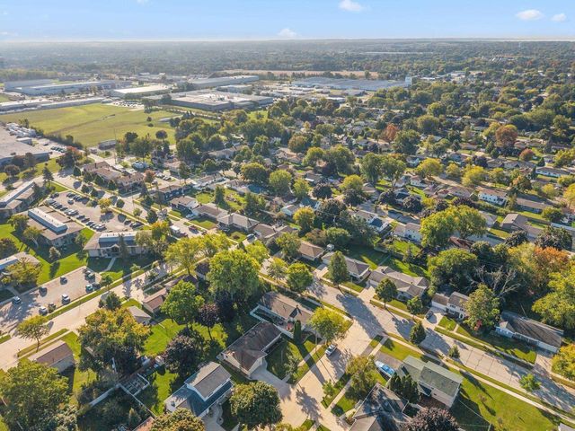 2512 N CHESTWOOD COURT, Appleton, WI 54911