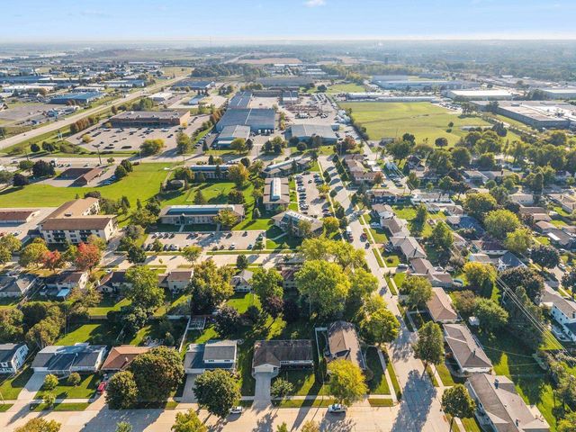 2512 N CHESTWOOD COURT, Appleton, WI 54911