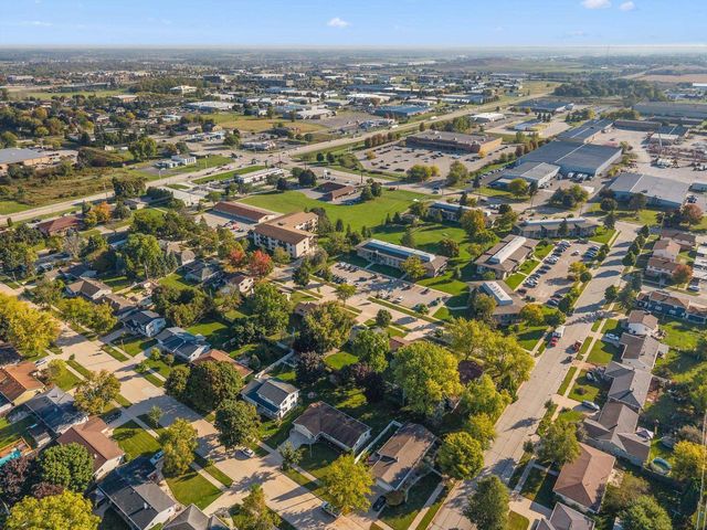 2512 N CHESTWOOD COURT, Appleton, WI 54911