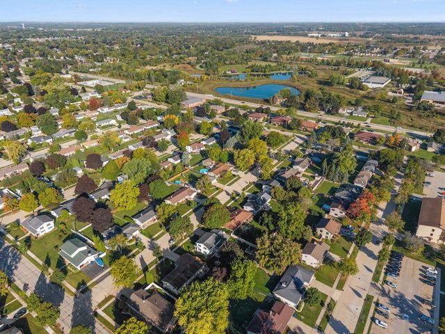 2512 N CHESTWOOD COURT, Appleton, WI 54911