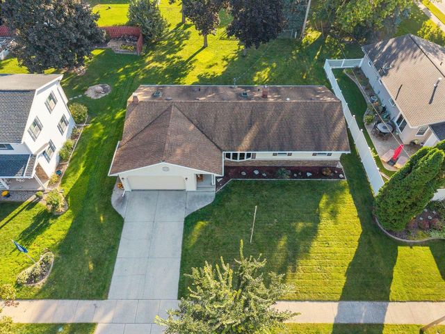 2512 N CHESTWOOD COURT, Appleton, WI 54911