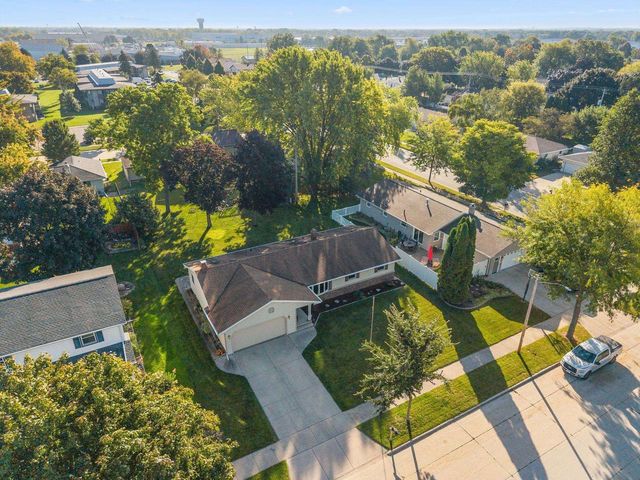 2512 N CHESTWOOD COURT, Appleton, WI 54911