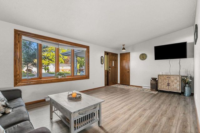 2512 N CHESTWOOD COURT, Appleton, WI 54911