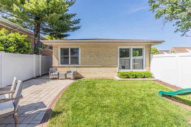 9858 S Springfield Avenue, Evergreen Park, IL 60805