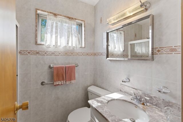 38 Atkins Ter, East Rutherford Boro, NJ 07073