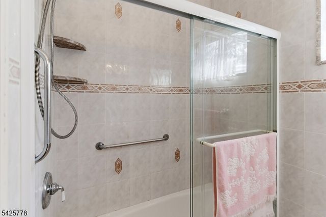 38 Atkins Ter, East Rutherford Boro, NJ 07073