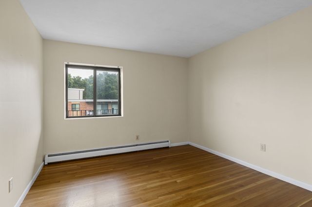 5 Linda Ln 4-4, Boston, MA 02125