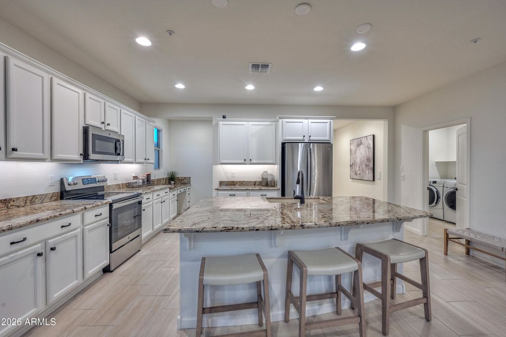 Image 4 of property listing at 13426 W MAYBERRY Trail, Peoria, AZ 85383