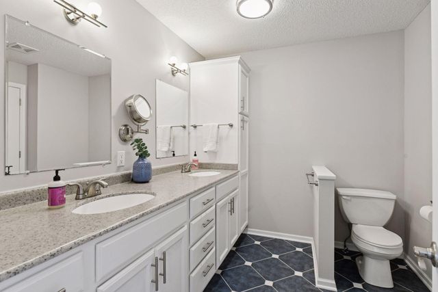 934 Kelly Court, Chanhassen, MN 55317