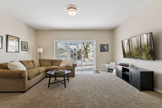 934 Kelly Court, Chanhassen, MN 55317