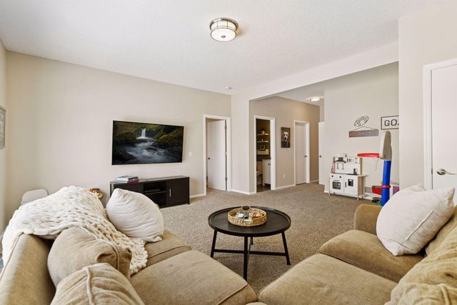 934 Kelly Court, Chanhassen, MN 55317