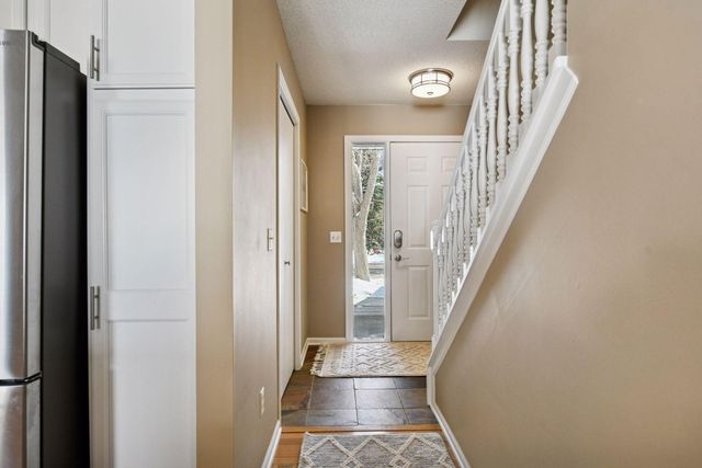 934 Kelly Court, Chanhassen, MN 55317