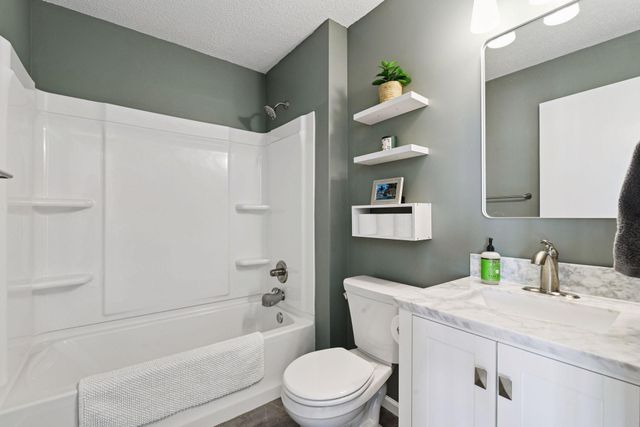 934 Kelly Court, Chanhassen, MN 55317