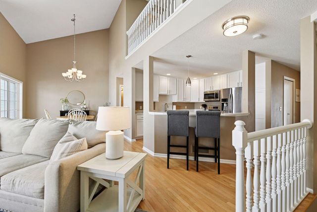 934 Kelly Court, Chanhassen, MN 55317