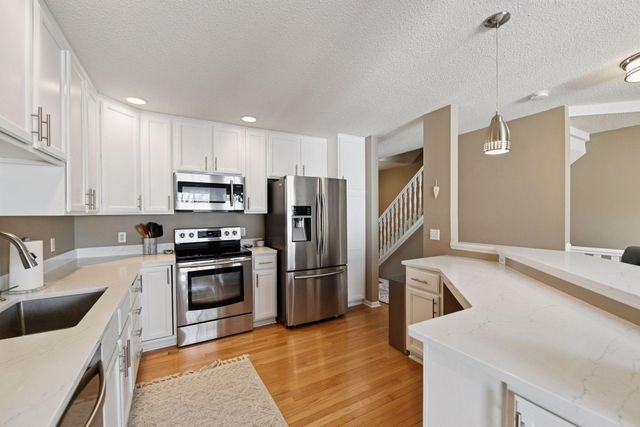 934 Kelly Court, Chanhassen, MN 55317