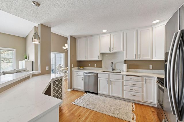 934 Kelly Court, Chanhassen, MN 55317