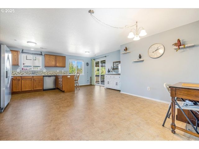 670 N 1ST St, Carlton, OR 97111