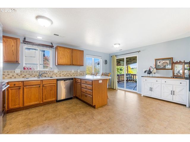 670 N 1ST St, Carlton, OR 97111