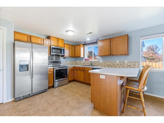 670 N 1ST St, Carlton, OR 97111